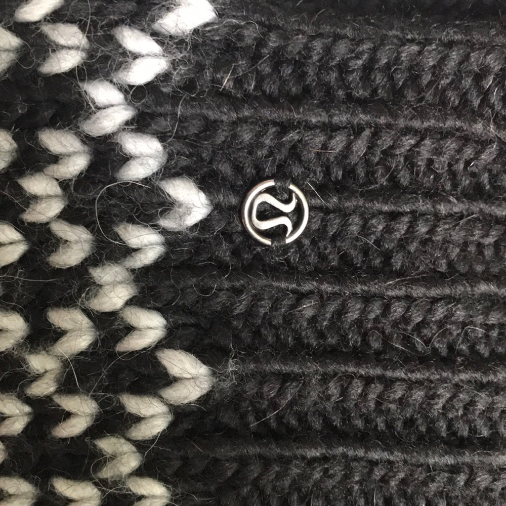 Lululemon infinity knit scarf navy and white ❄️